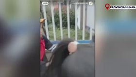 VIDEO Copii și părinți, loviți cu mașina în fața școlii! Șoferul ar fi provocat intenționat accidentul